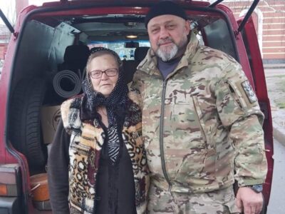 Бабуся Зіна з військовим