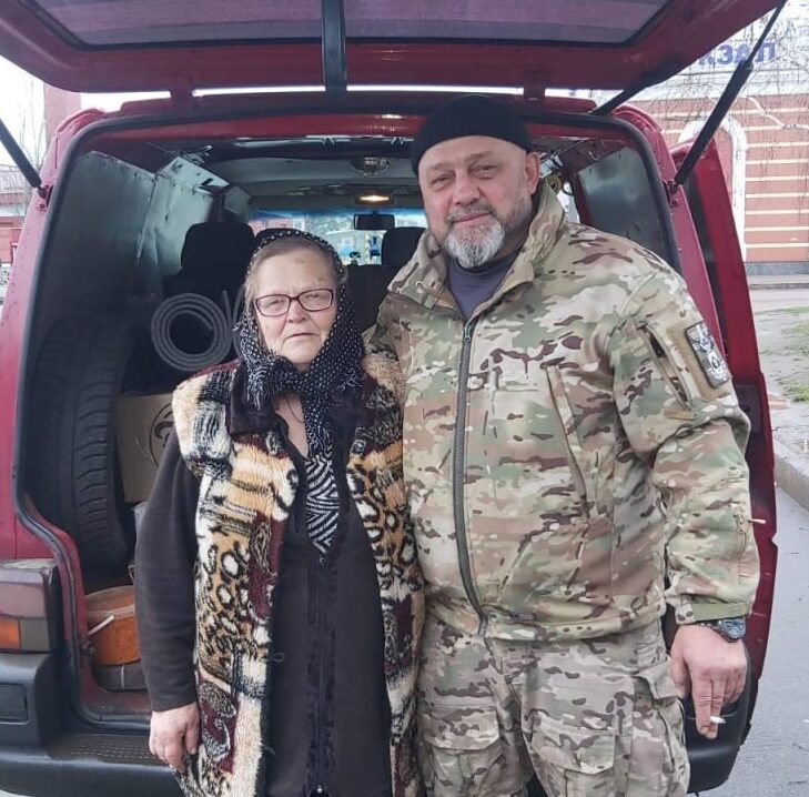 Бабуся Зіна з військовим