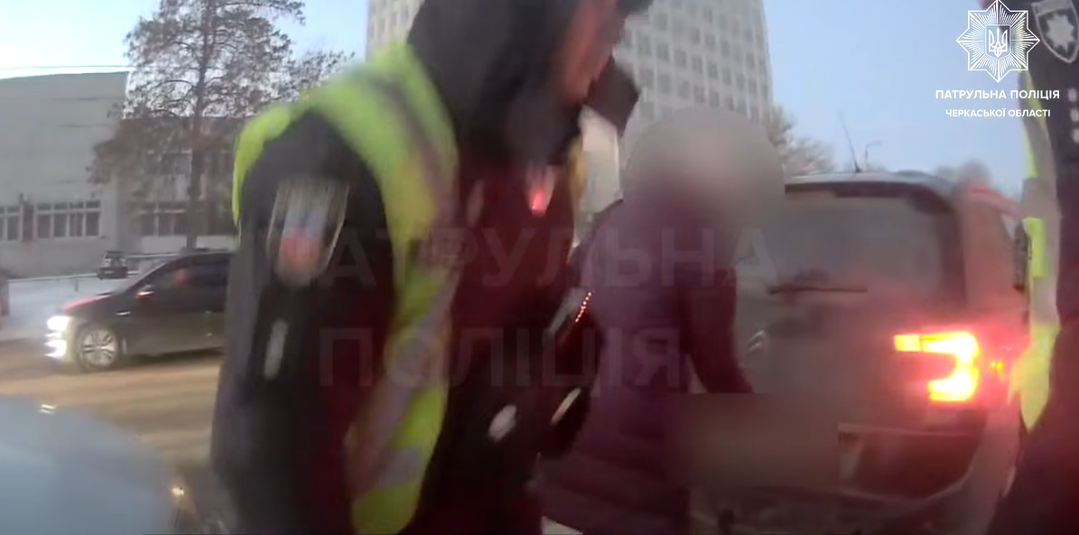 Заглухнула на проїжджій частині: у Черкасах патрульні допомогли у буксируванні автівки (ВІДЕО)