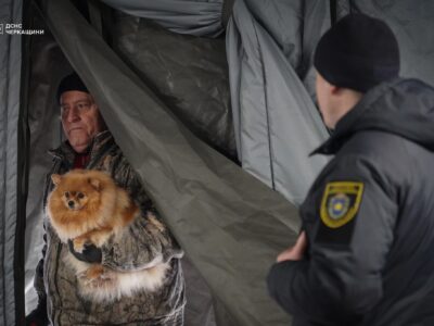 заряджають телефони