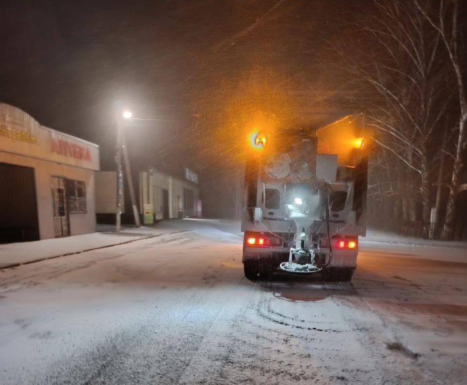 чистить дороги