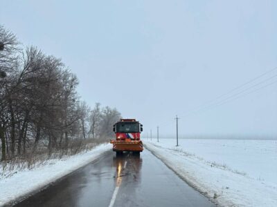 розчищає сніг авто