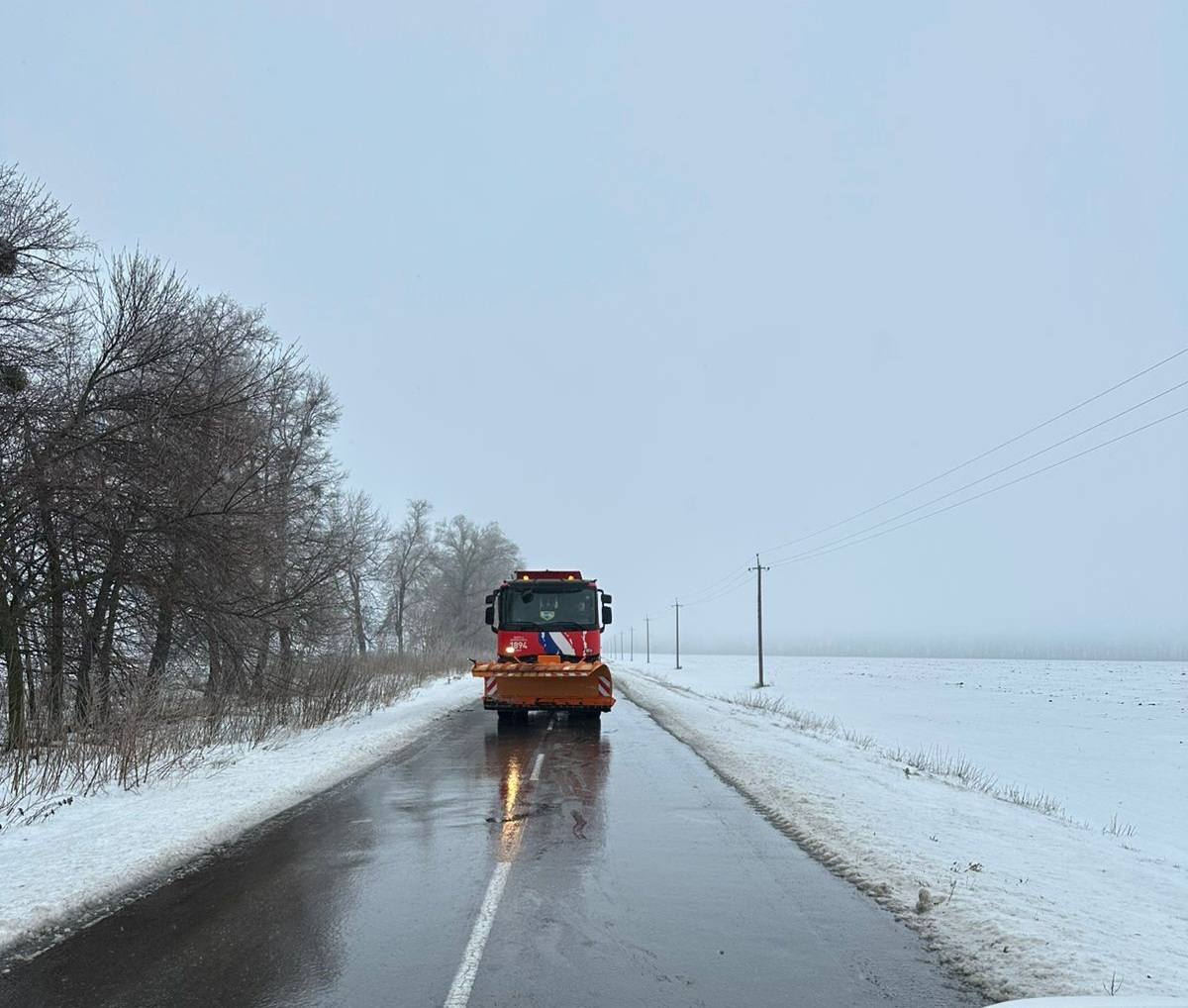 розчищає сніг авто