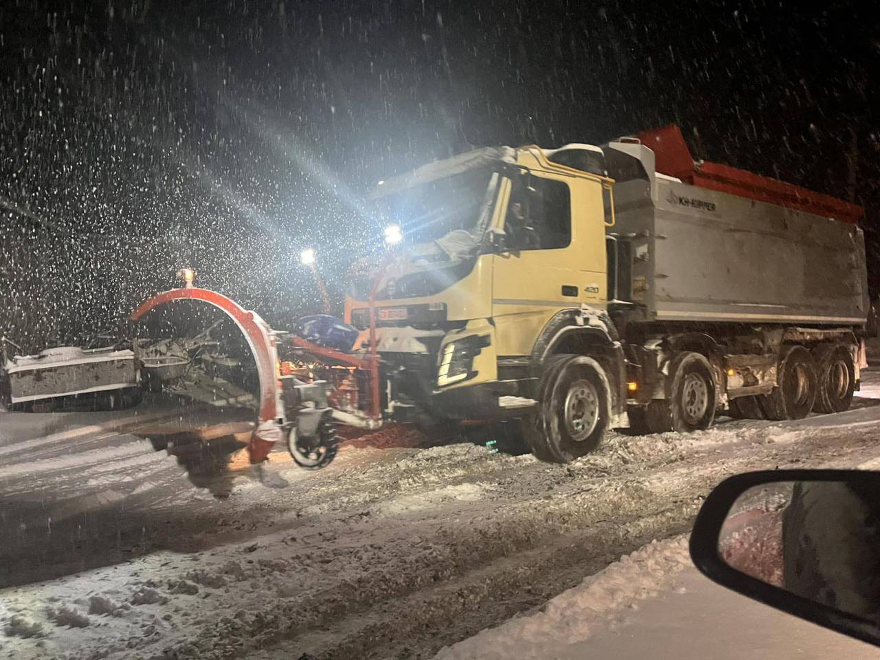 чистить дороги