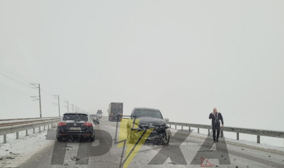 На черкаській дамбі водій наїхав на огородження та вантажівку