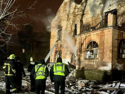 гасять пожежу