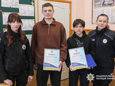 школярі з нагородами та поліцейські