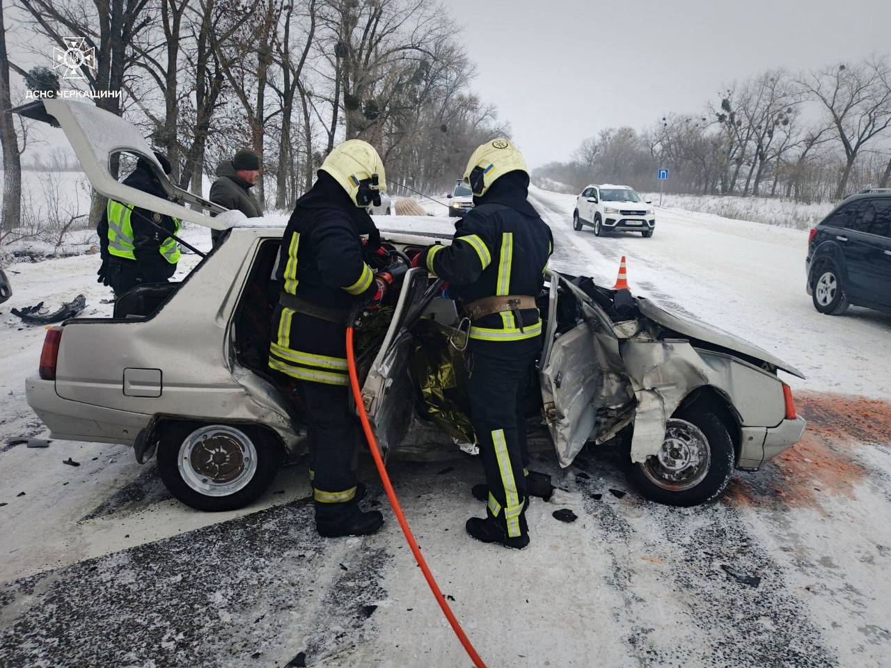 рятувальники витягують людей