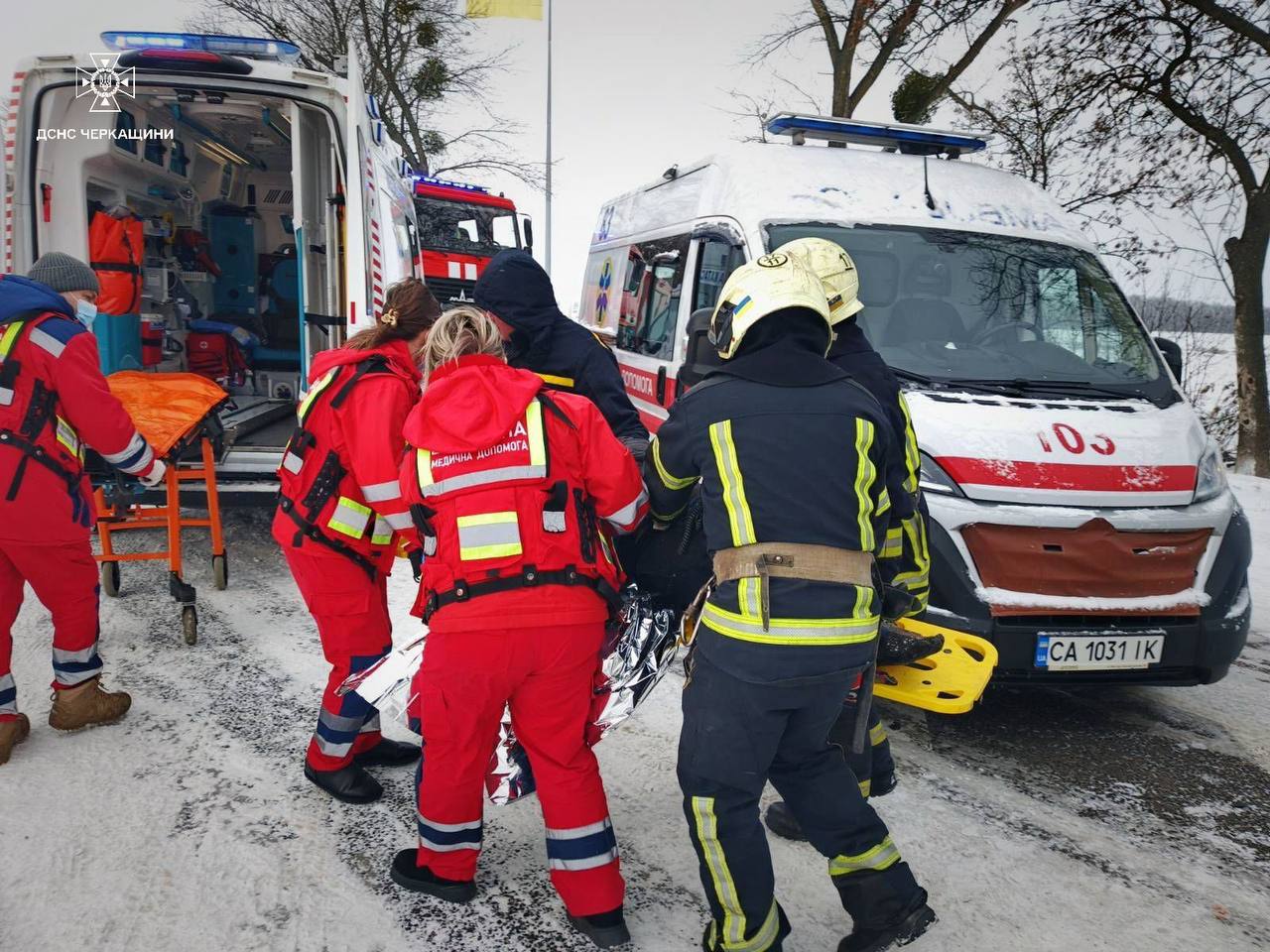 рятувальники передають постраждалих