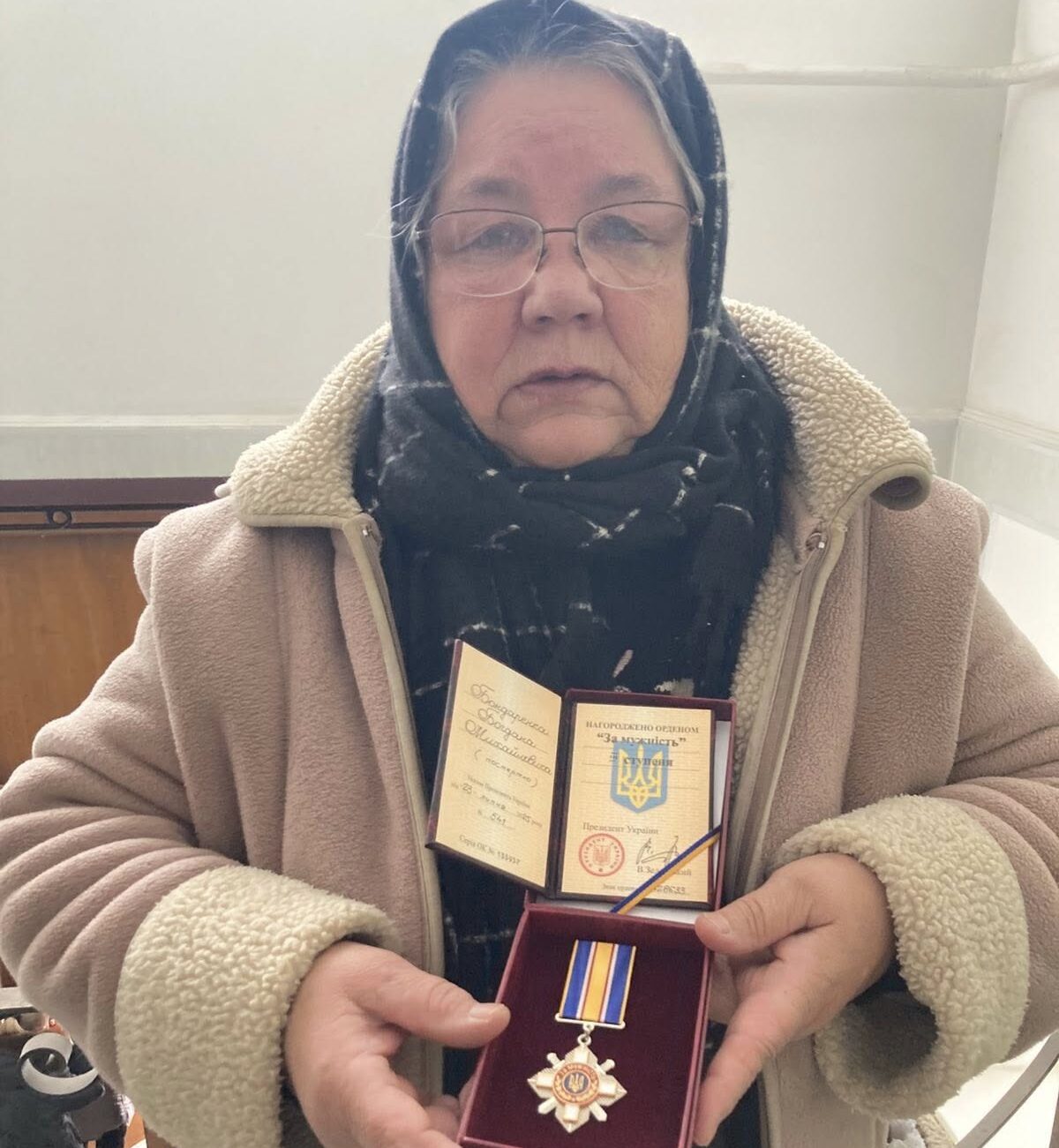 жінка з нагородою