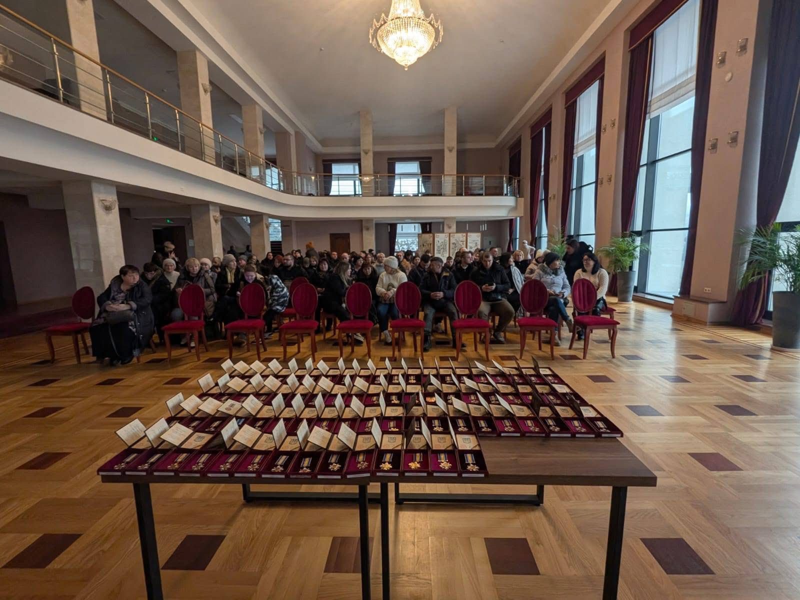 Родинам чотирьох полеглих воїнів зі Сміли передали нагороди (ФОТО)