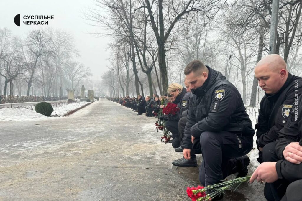 люди на похороні