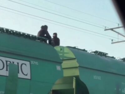 підлітки на поїзді