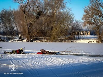 рятують чоловіка