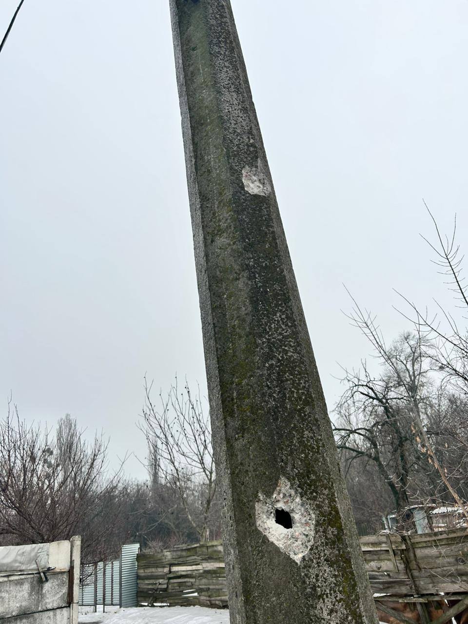 Пошкодження на стовпі після обстрілу