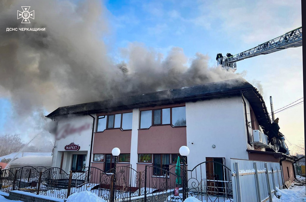 задимлена будівля