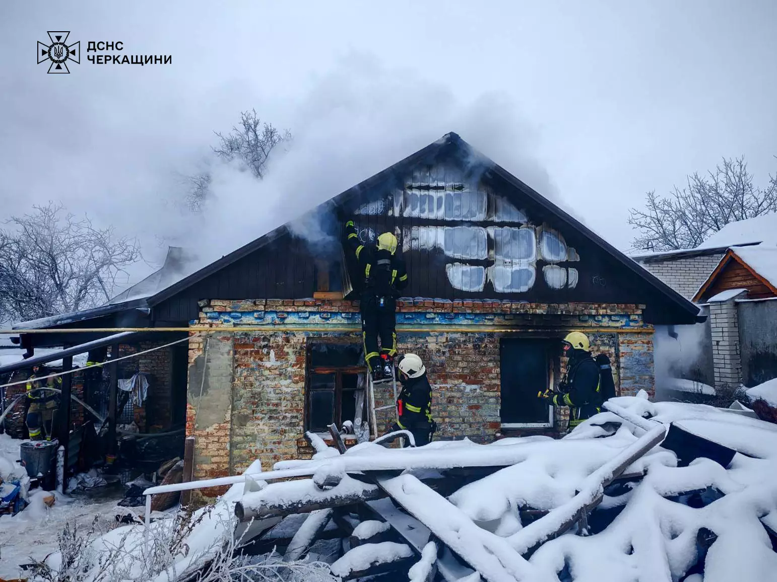 Горіло в Умані та Гельмязові: трьох людей врятували від пожежі на Черкащині