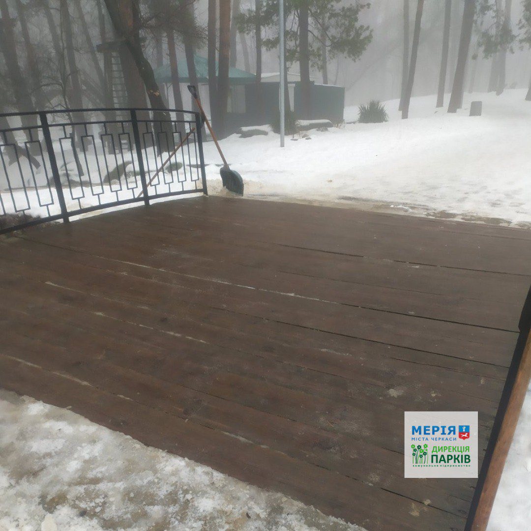 У Черкасах розчищають парки та посипають тротуари після негоди (ФОТО)
