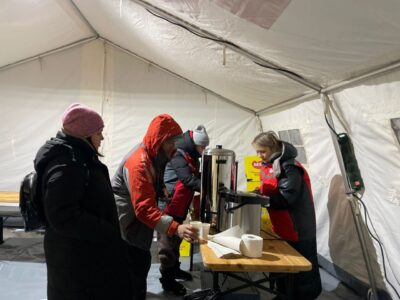 людям наливають чай