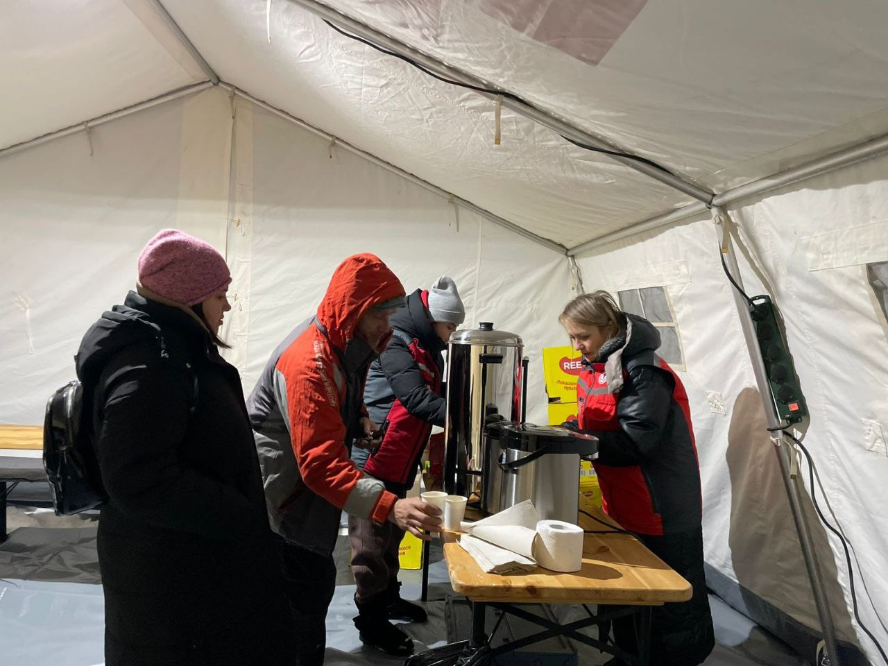 людям наливають чай