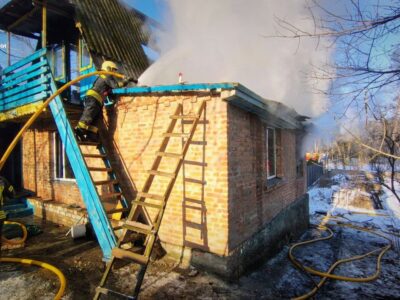 будівля в диму