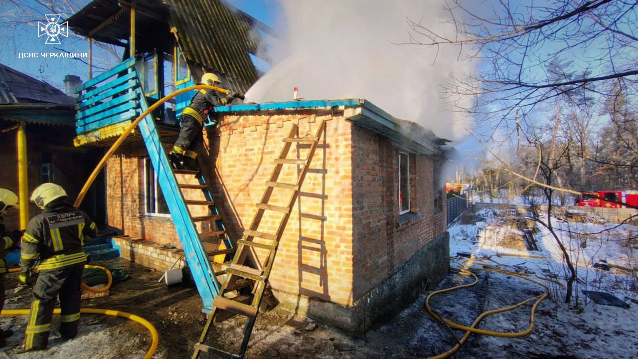 будівля в диму