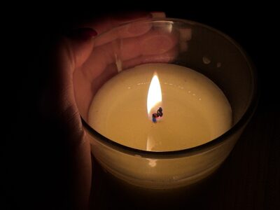 Свічка горить