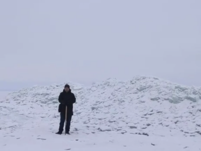 Чоловік на фоні торосів