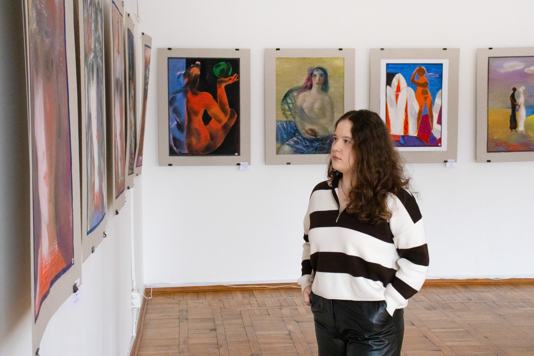 відвідувачка на виставці