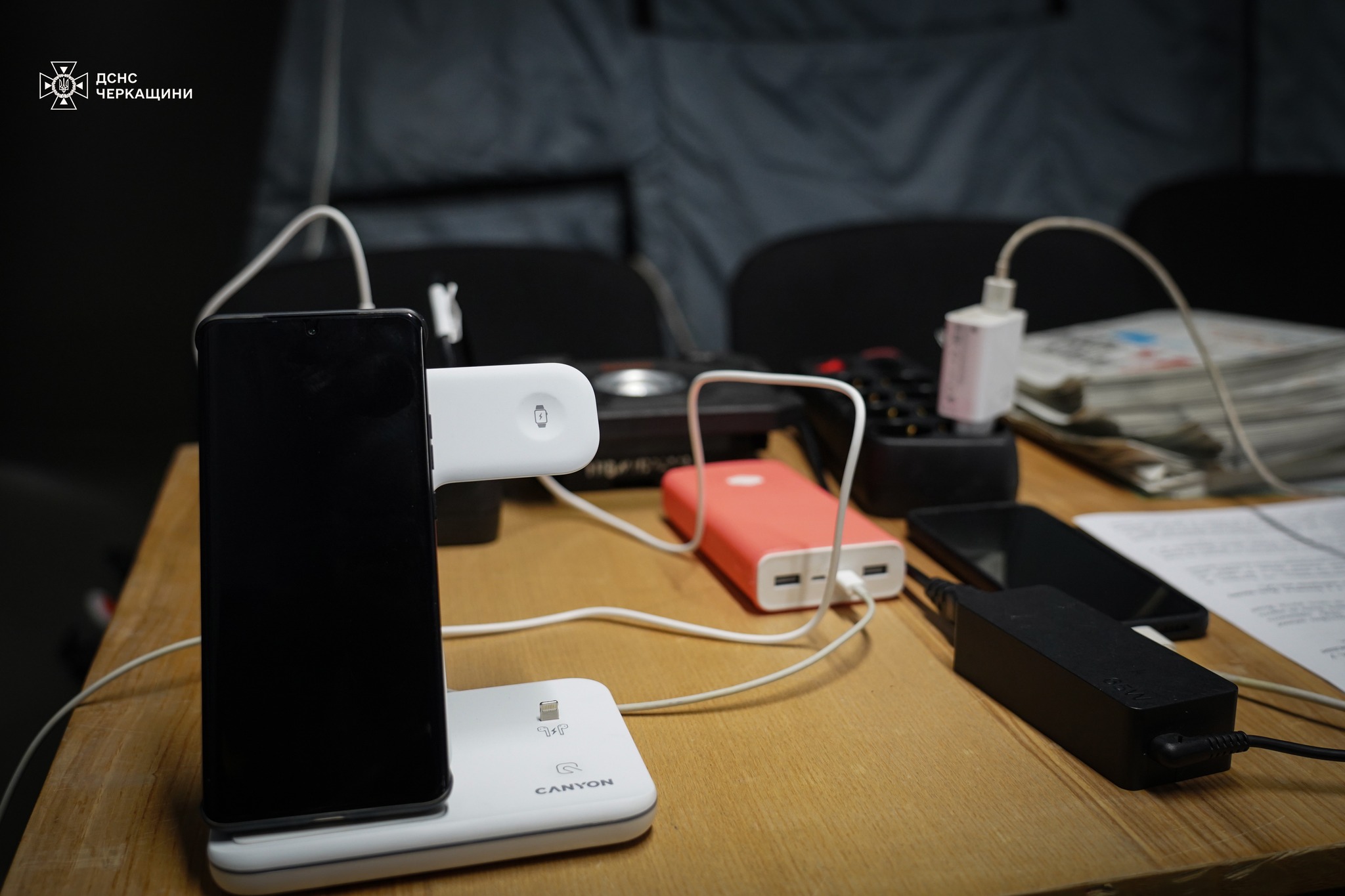 заряджають телефони