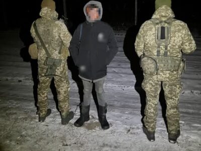 чоловік з прикордонниками