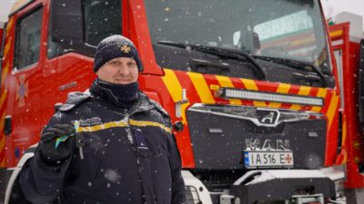 рятувальник біля автівки