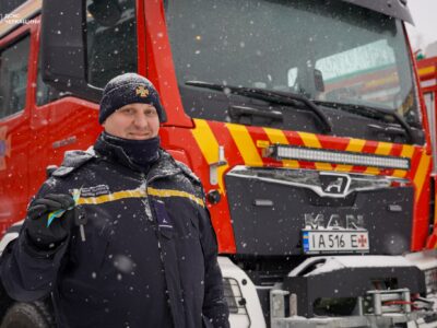 рятувальник біля автівки