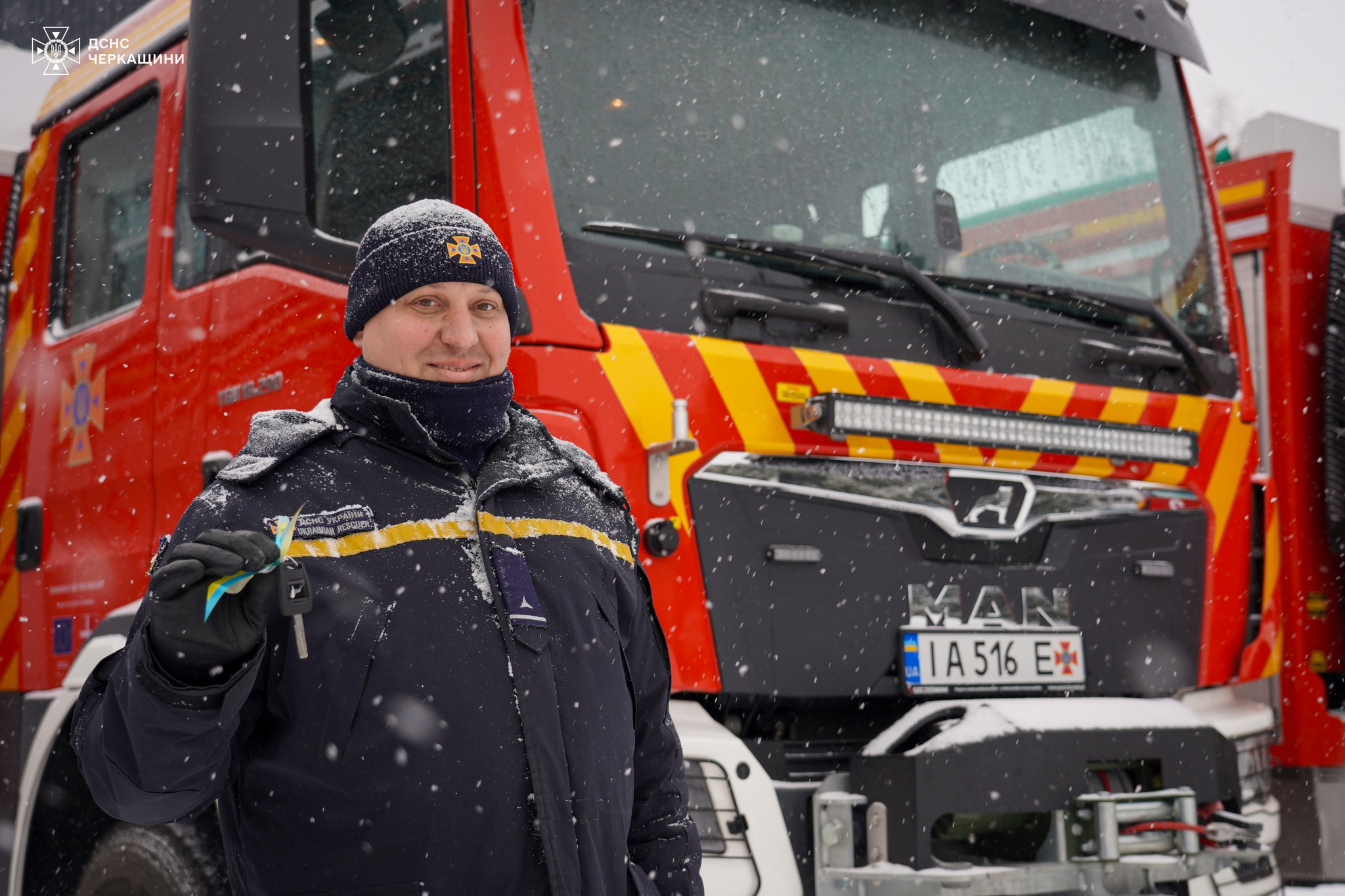 рятувальник біля автівки