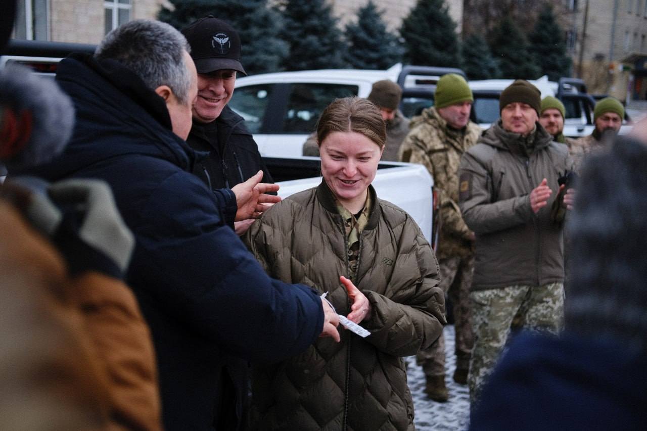 військовій передають ключі