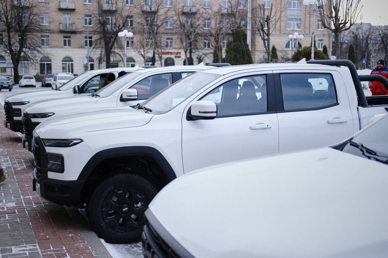 Працівники черкаської екстренки придбали автівки для захисників (ФОТО)