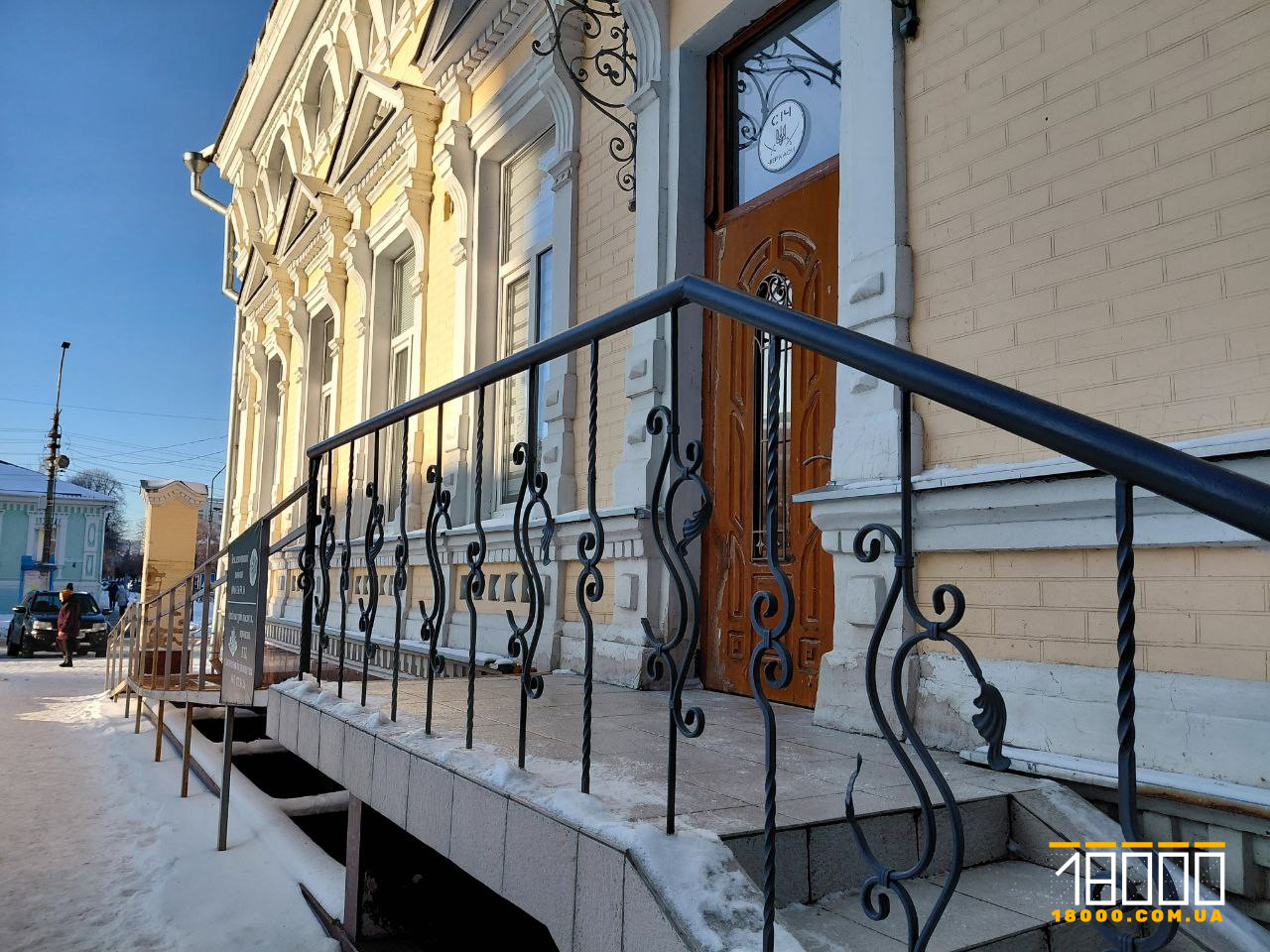 Вхід збоку будівлі