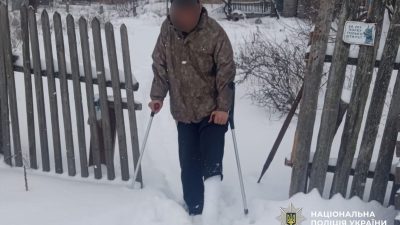 чоловік на милицях