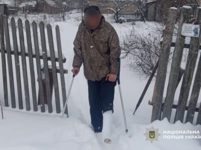 чоловік на милицях