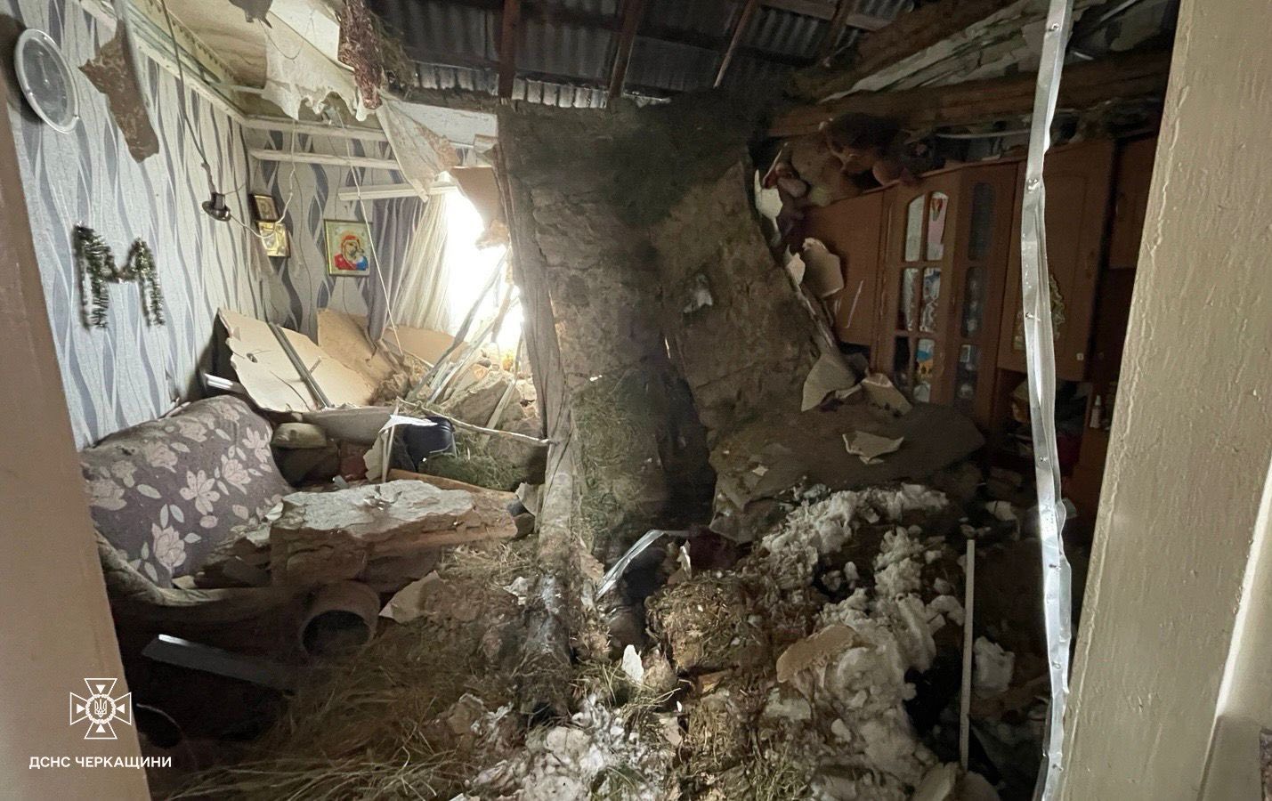 На Уманщині деблокували жінку з‐під уламків стелі, яка впала у будинку (ФОТО)
