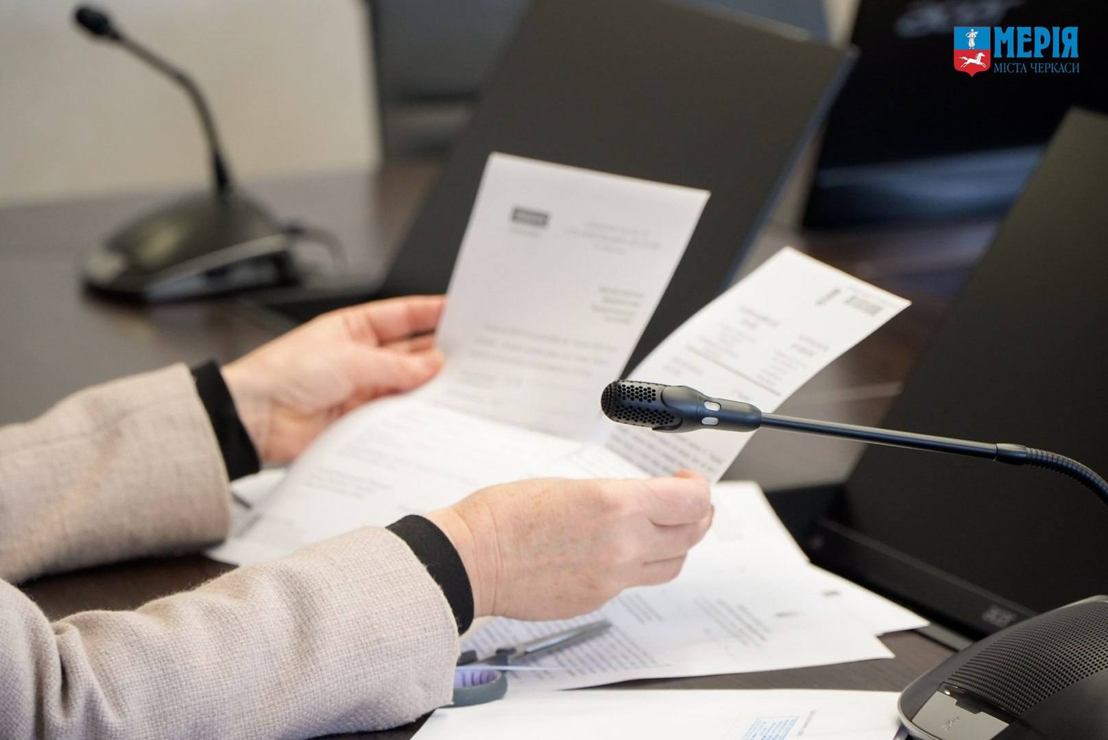 Документи в руках