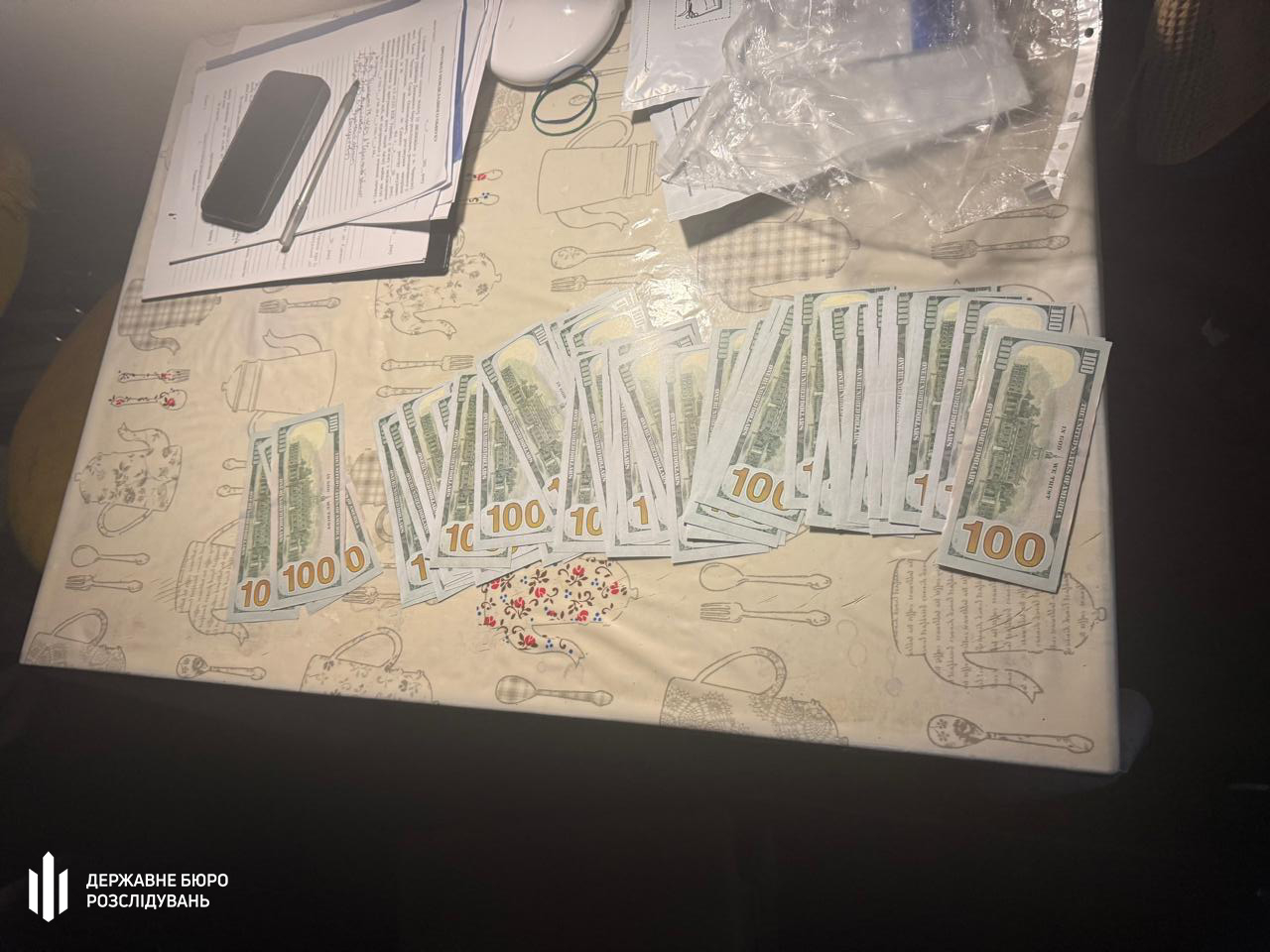 долари на столі