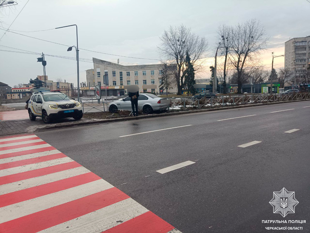 автівка в'їхала у огорожу