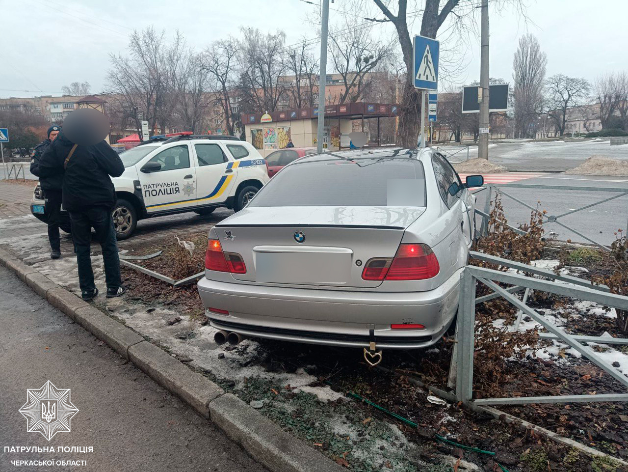 авто в'їхало в огорожу