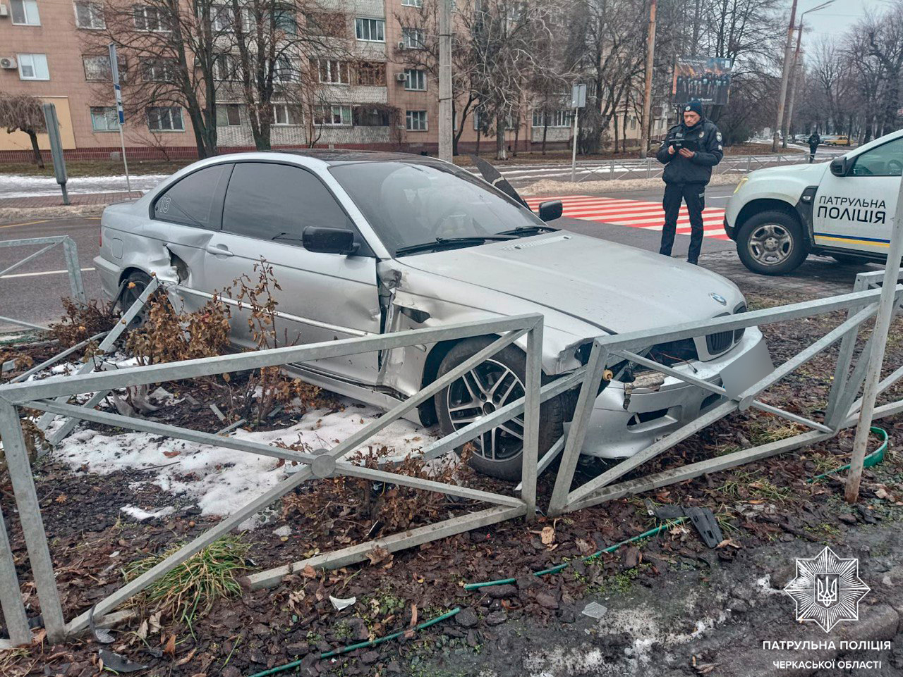 в'їхав в огорожу