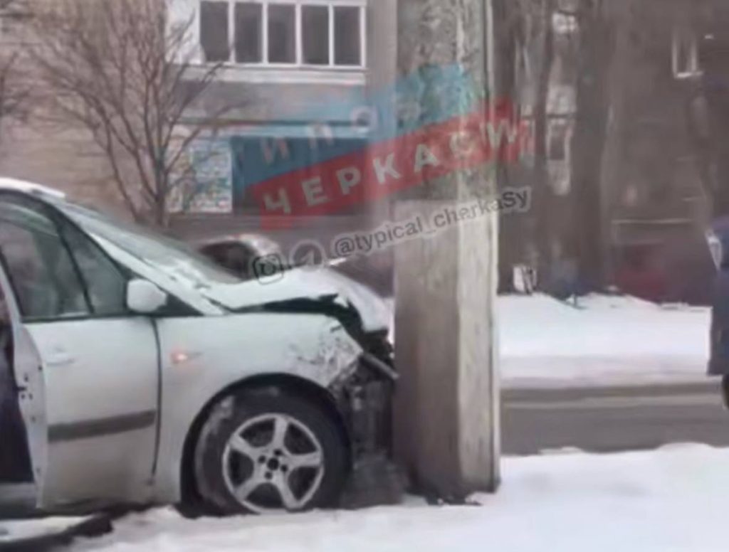 Водій у Черкасах в’їхав у стовп