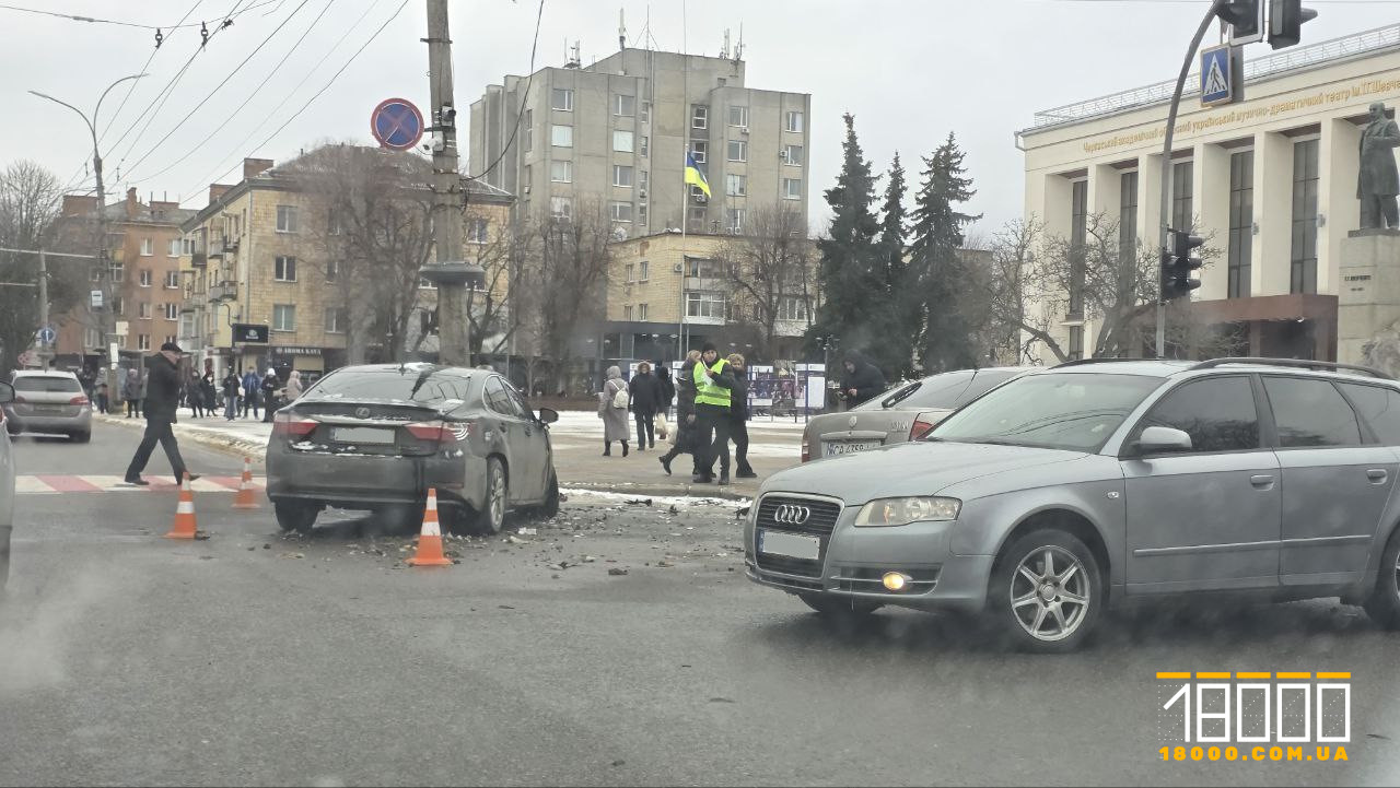 У Черкасах напроти драмтеатру дві автівки не поділили дорогу (ФОТО)