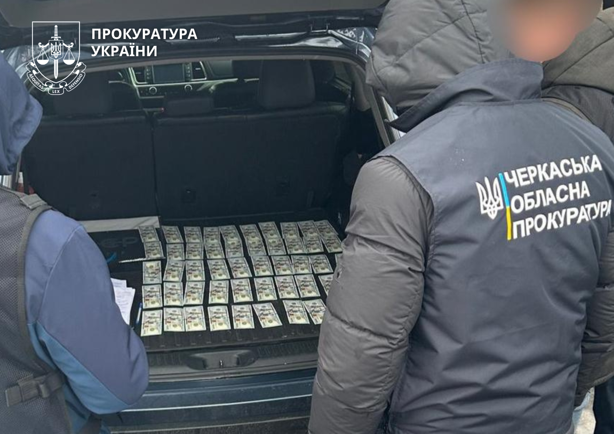 долари у багажнику