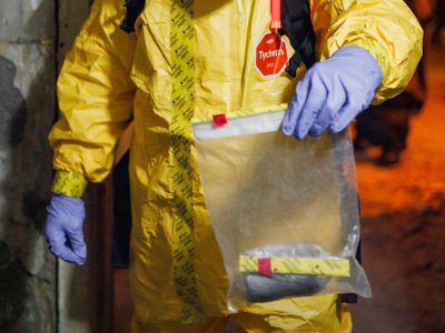 людина у костюмі хімзахисту