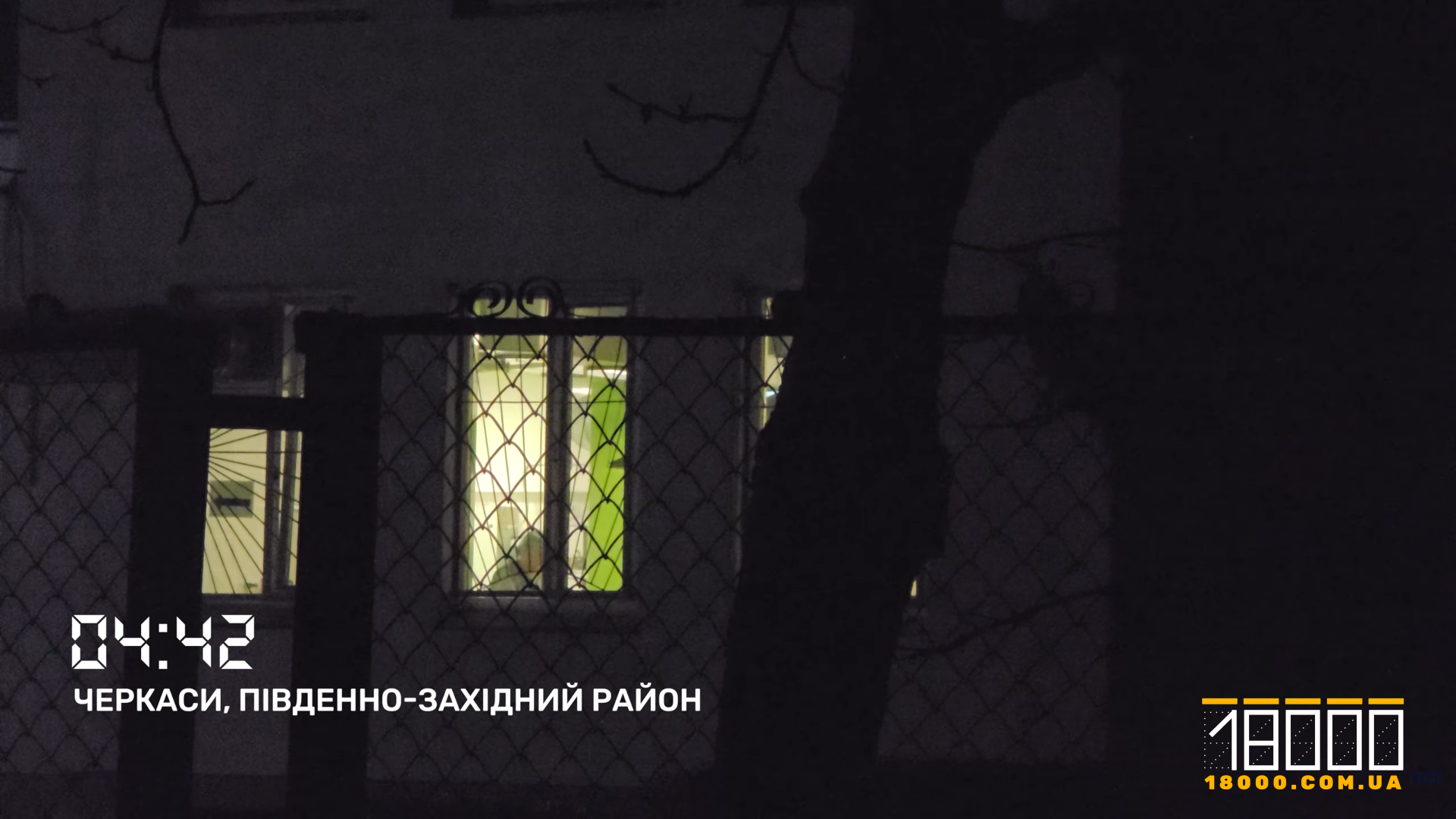 На кухні в закладі освіти помітне світло о 04:42